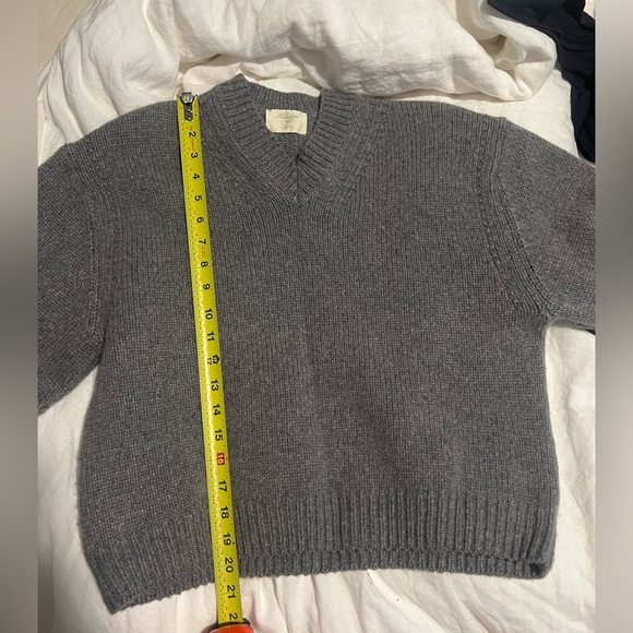 NWOT DOEN Geonna Cashmere V-neck Sweater in Morning Mist Gray - Picture 12 of 12